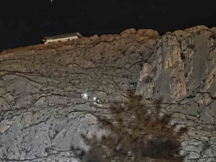 Kayalıklardan atlayan cezaevi firarisi kurtarıldı
