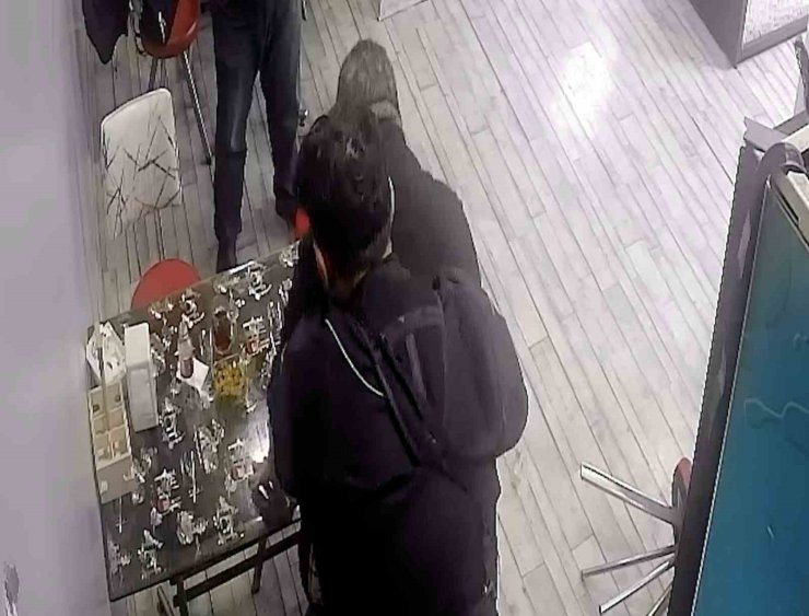 Nefes borusuna çilek takılan döner ustasını kurye kurtardı