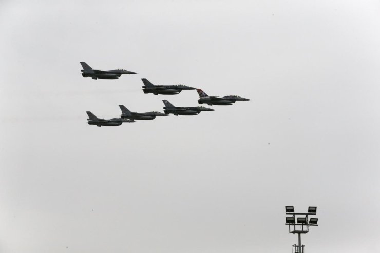 Konya’da SOLOTÜRK ve Türk Yıldızları’ndan öğrencilere 23 Nisan gösterisi