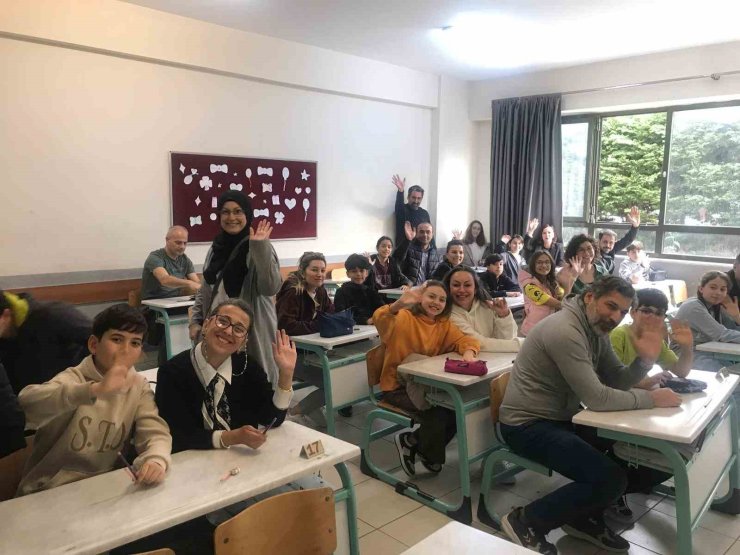 Bu okulda veliler çocuklarıyla sınava girdi...