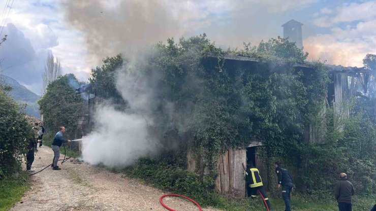 Kastamonu’da metruk binada çıkan yangını itfaiye söndürüldü