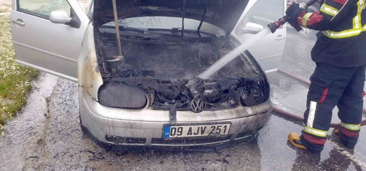 Seyir halindeki otomobil alev aldı