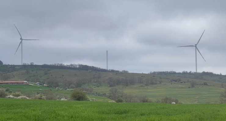 Sınır hattında rüzgar türbini parçalandı: Şiddetli rüzgar köyde paniğe yol açtı