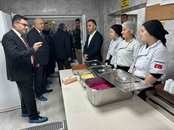 Aşçı adayı lise öğrencileri günde 10 bin kişi için yemek hazırlıyor