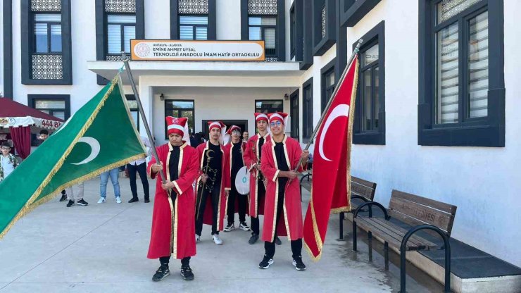 Alanya’da 5 ülkeden 97 öğrenci mehter marşlarıyla karşılandı