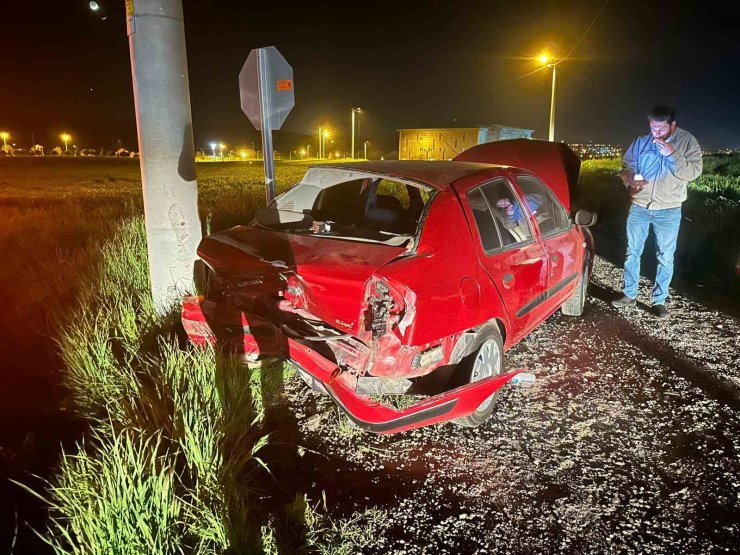 İki otomobil çarpıştı, iki kişi hastanelik oldu