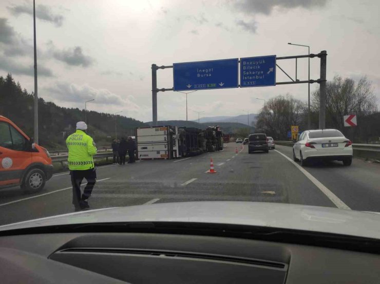 Bilecik’te kontrolden çıkan tır devrildi