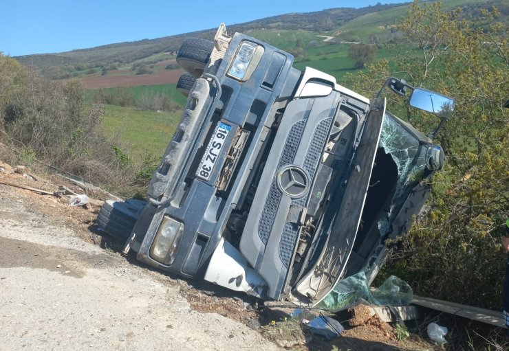 Beton mikseri şarampole yuvarlandı