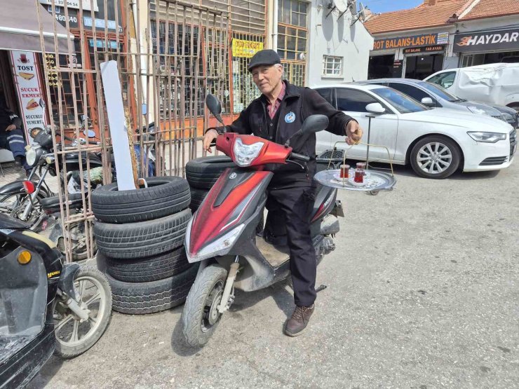 Eskişehir’de 44 senedir çaycı olan esnafın ilginç çalışma yöntemi