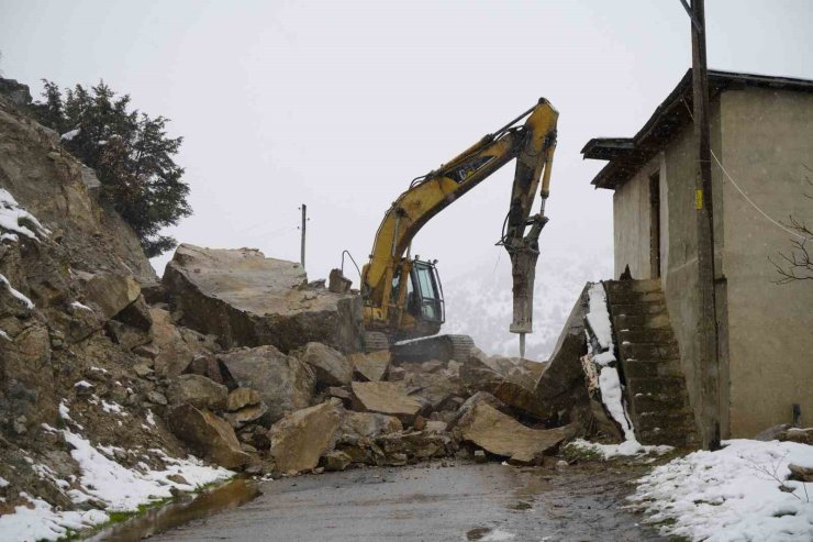 Gümüşhane’de dağdan kopan dev kayalar ahıra düştü, 3 ev boşaltıldı