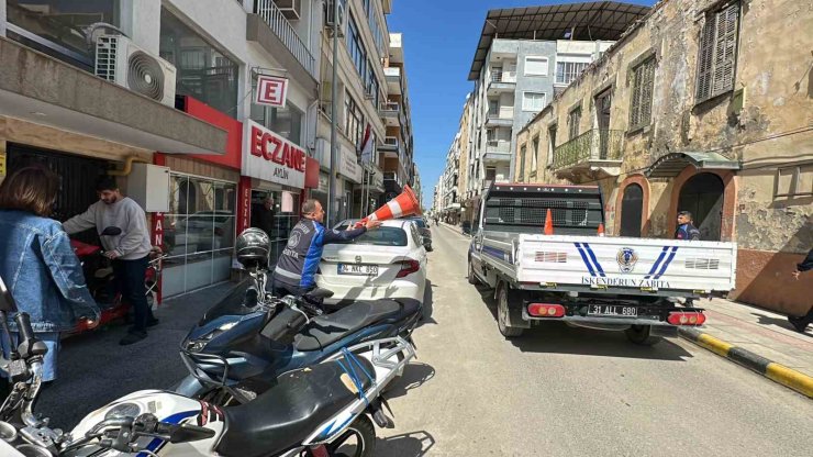 Kaldırım işgalini önlemek için operasyona çıkan zabıtanın görev aşkı, esnafın ısrarını yendi