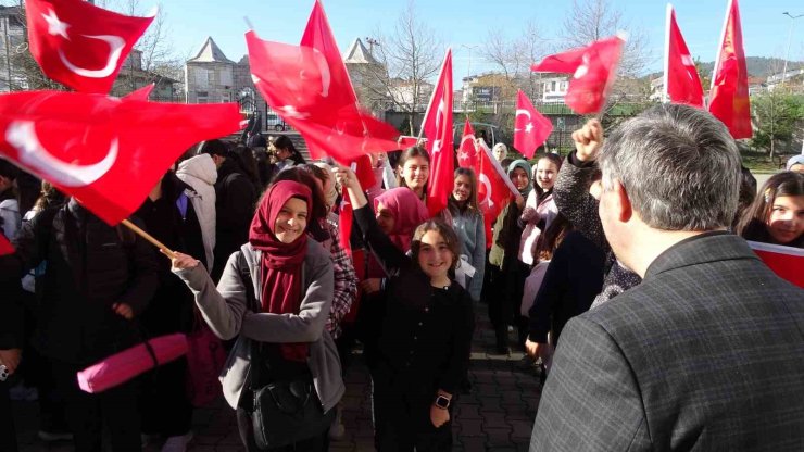Yeni haftaya bayrak, vatan, milli ve manevi değerler anlatılarak başladı