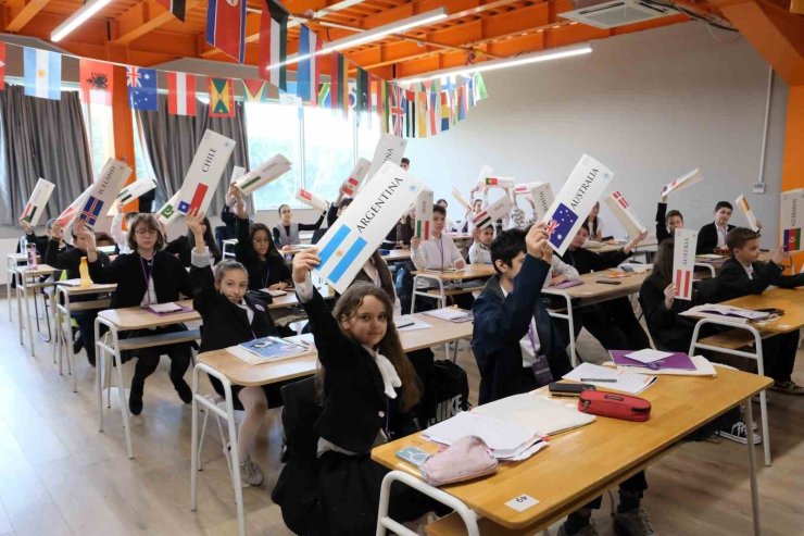 Türk ve Rus öğrenciler aynı masada