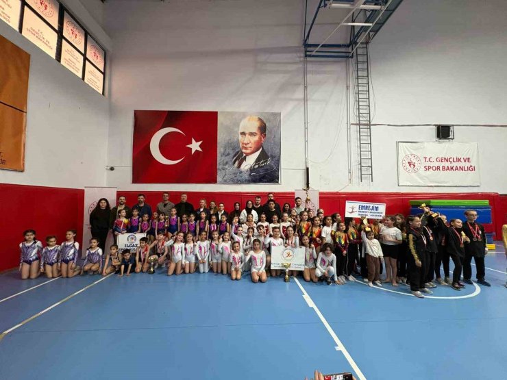 Minik cimnastikçilerden 23 Nisan için Alaşehir’de yarıştı