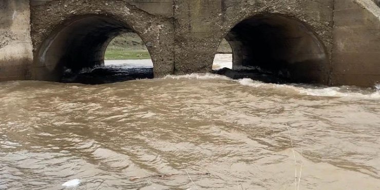 Ağrı’da kar suyu dereleri coşturdu