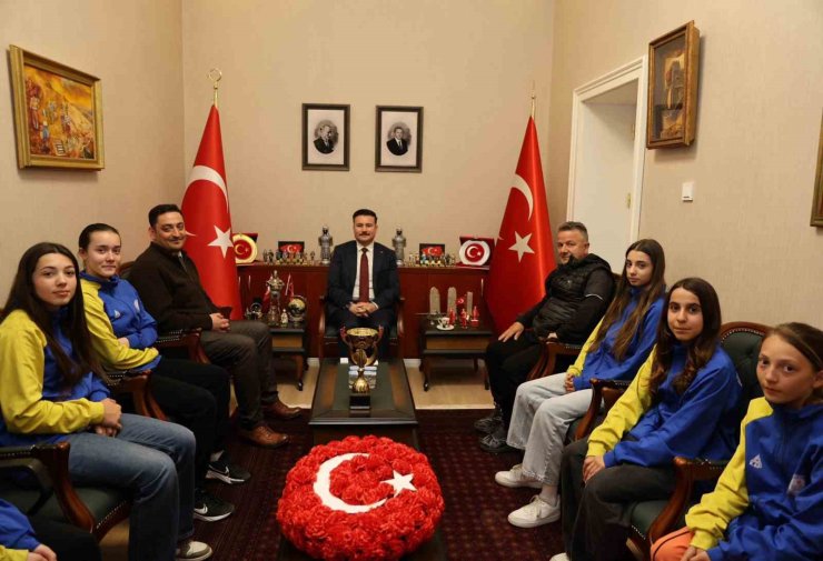 Gökçeada’nın şampiyon kızları kaymakamlık makamında ağırlandı