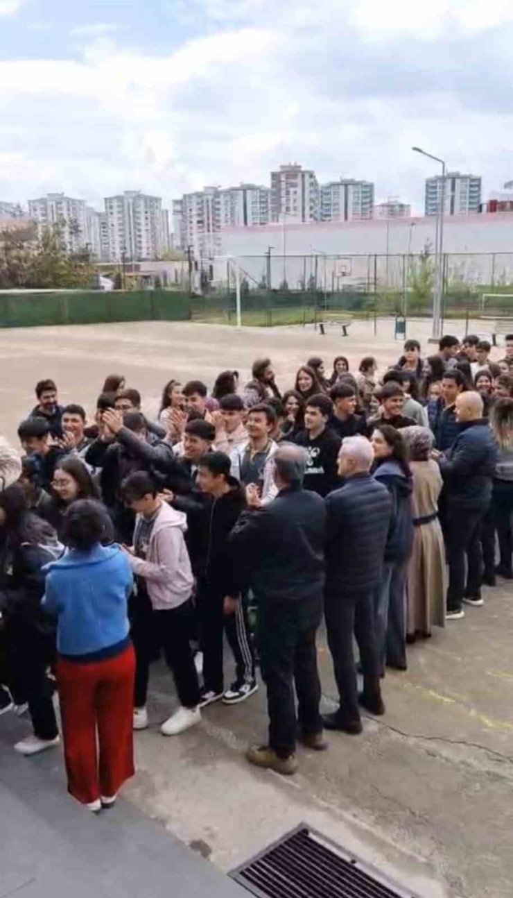 Diyarbakır’da öğrenciler, öğretmenlerini çiçeklerle karşılayıp sarıldı