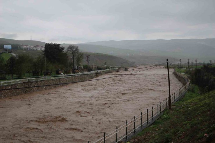 Siirt’te sel bilançosu: 200 dekarlık alanda toprak kayması yaşandı, 400 e yakın hayvan telef oldu
