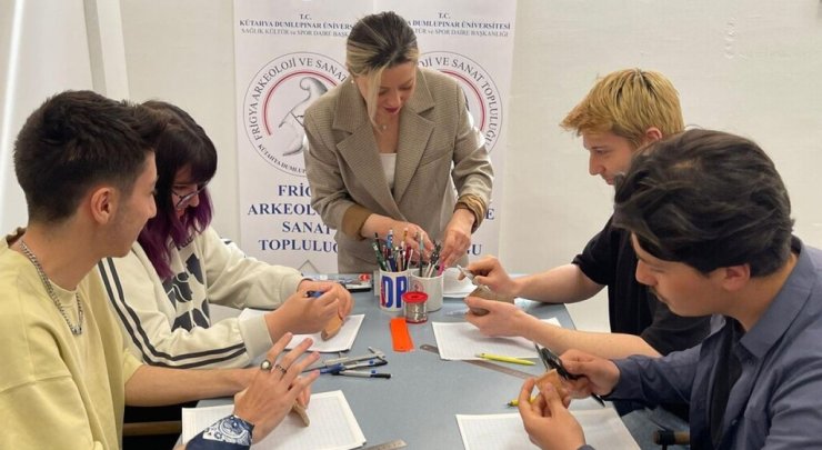 Kütahya Dumlupınar Üniversitesi’nde Arkeolojik Çizim Teknikleri Atölyesi düzenlendi