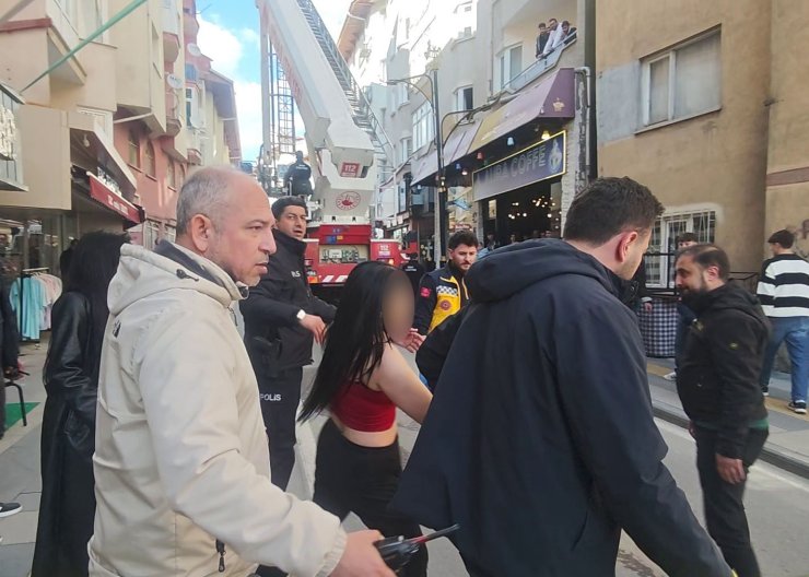 Alkolün etkisindeki kadın polise zor anlar yaşattı