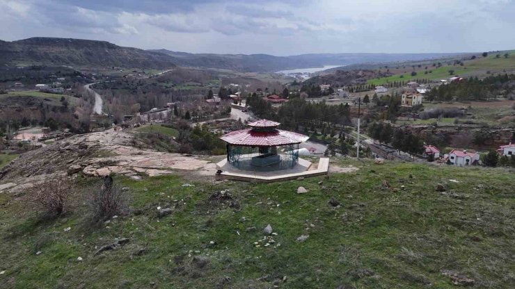 Hakim tepedeki türbesinde ziyaretçilerini ağırlıyor