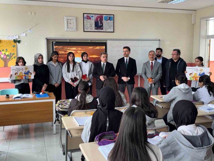 Çaldıran Müftülüğünden öğretmenlere "Geçmiş Olsun" çiçeği