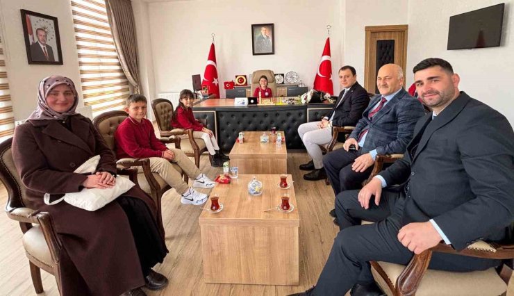 Aydıntepe’de kaymakamlık koltuğuna minik öğrenciler oturdu