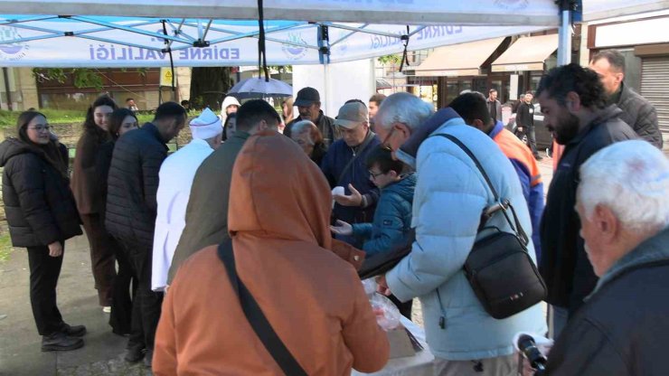 Edirne’de vatandaşlara 22 kilo Kakava kurabiyesi ikram edildi