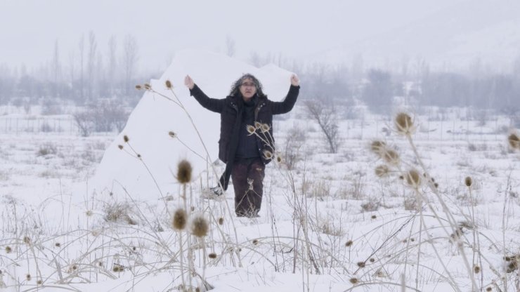 Akademisyenden doğa ve hafıza temalı performans