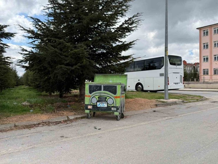 Tır motifli çöp kutusu dikkat çekiyor