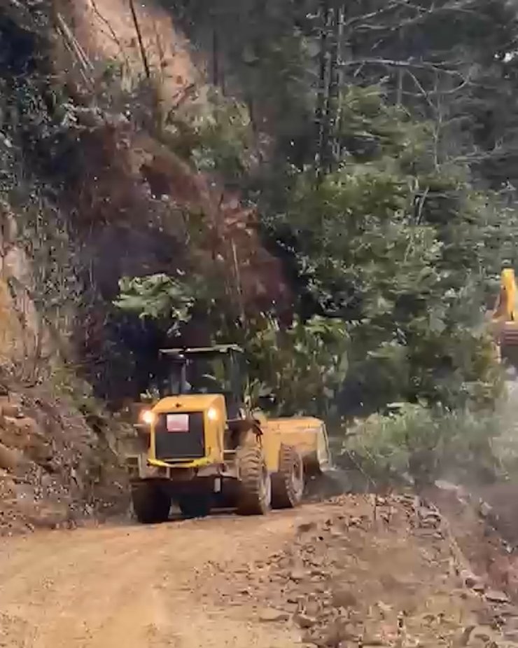 Rize’de heyelanı temizleyen iş makinesi 2. heyelandan son anda kurtuldu