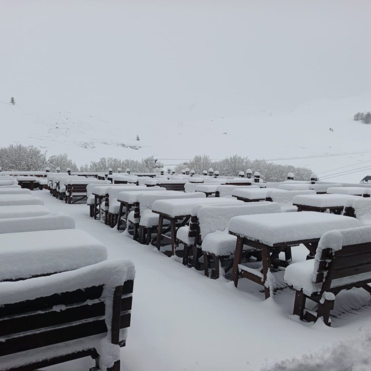 Nisan sonunda Uludağ’da kış geri döndü