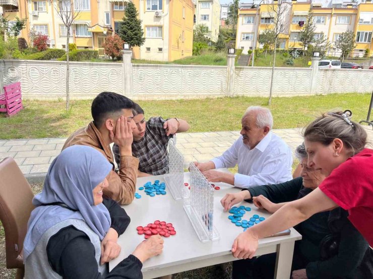Gönüllü gençlerden alzheimer hastalarına moral desteği