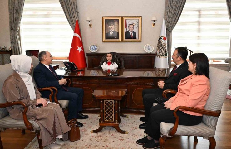 Manisa’da Valilik makamı minik Mehlika’ya emanet