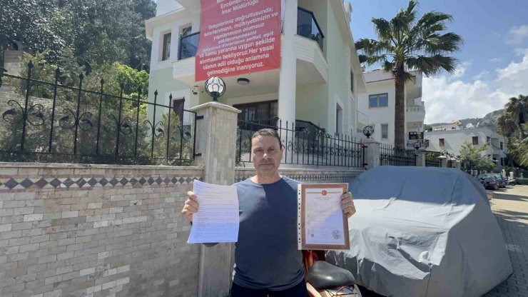 Marmaris’te "Adalet istiyoruz" diyerek balkona pankart astılar