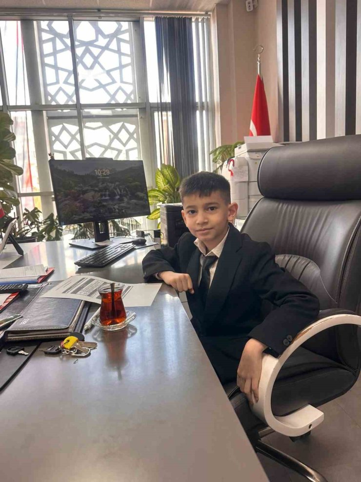 Müdür koltuğuna oturan küçük çocuk ilk talimatıyla arkadaşlarını sevindirdi