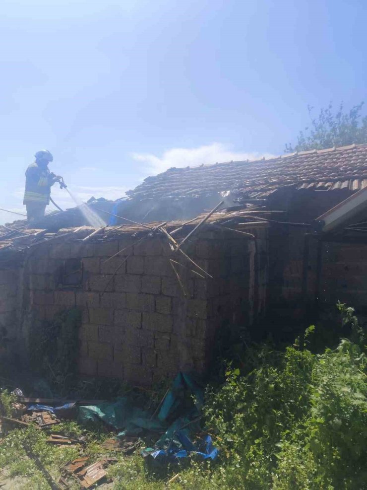 Kumlu’da müstakil ev yangını