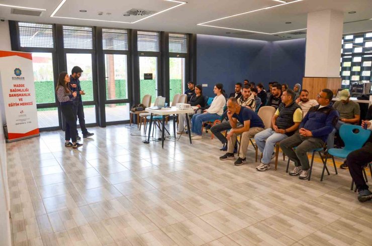 Kütüphanelerde bağımlılıkla mücadeleye yönelik farkındalık eğitimi