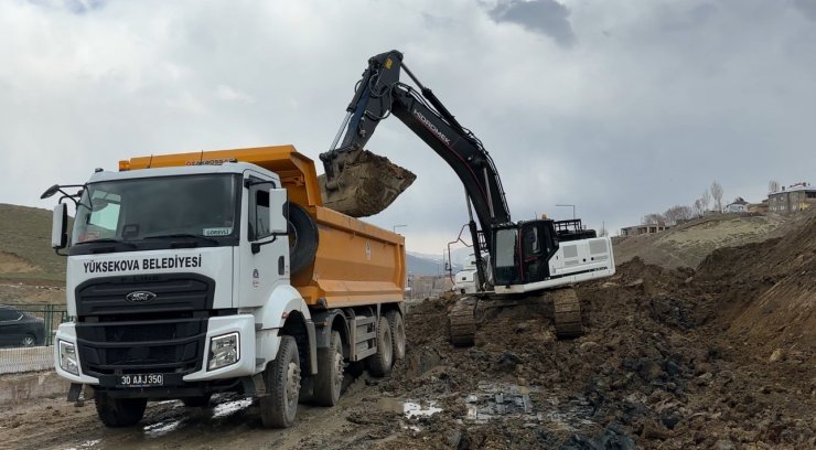 Yüksekova’da heyelan nedeniyle tek şeridi 19 gündür kapalı olan yol temizleniyor