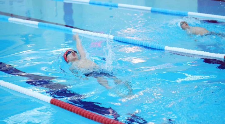 Osmangazi Yüzme Şenliği’nde kazananlar kupalarını aldı