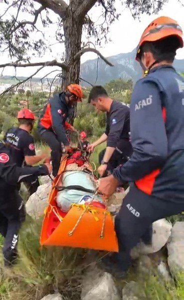 Dağa tırmandığı sırada düşerek yaralanan kişiyi ekipler kurtardı