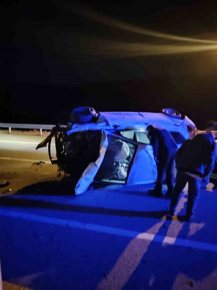 Kontrolden çıkan otomobil yan yattı