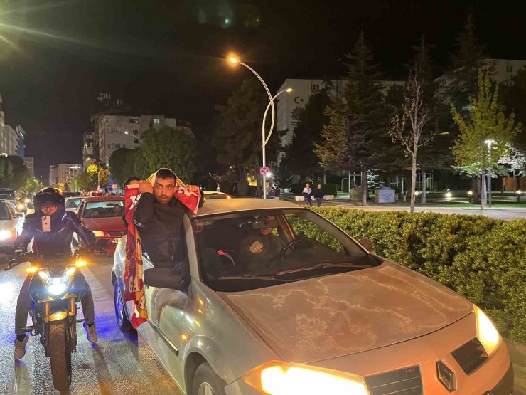 Çorum’da Galatasaray taraftarları derbi galibiyetini kutladı