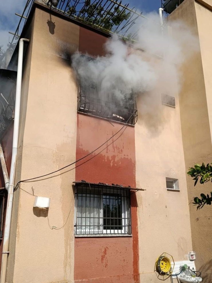 Dörtyol’da apartman dairesi alevlere teslim oldu