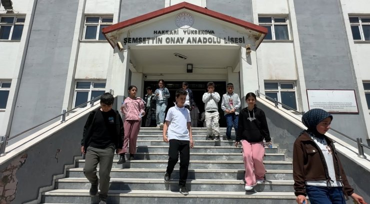 Yüksekova’da 4 bin 69 öğrenci bursluluk sınavında ter döktü