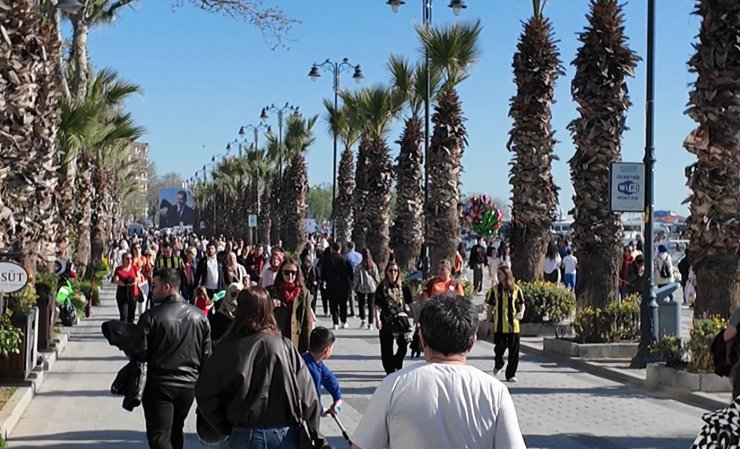 Silivri’de güneşli havayı fırsat bilenler sahile akın etti