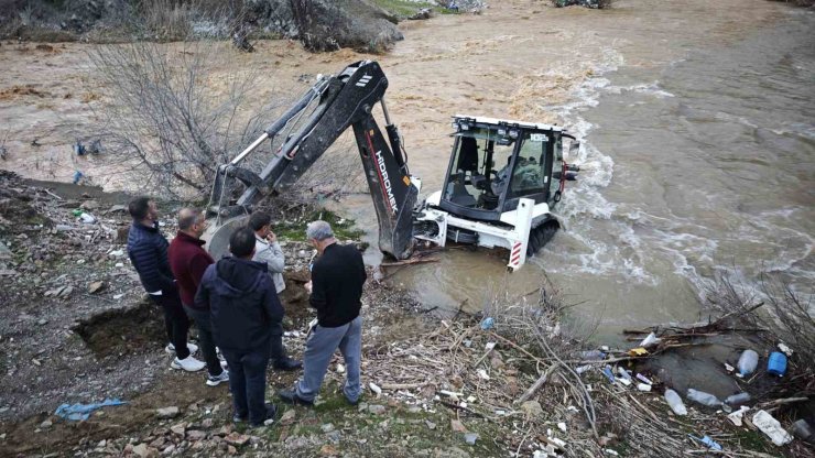 Mutki’de dereye kapılan kepçe kurtarıldı
