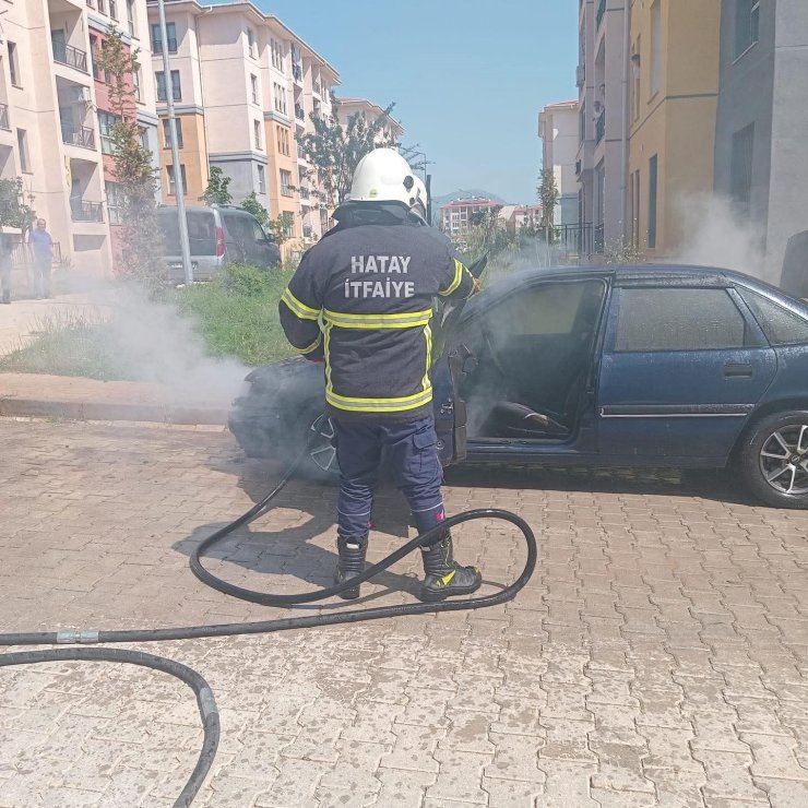 Hassa’da otomobil alevlere teslim oldu