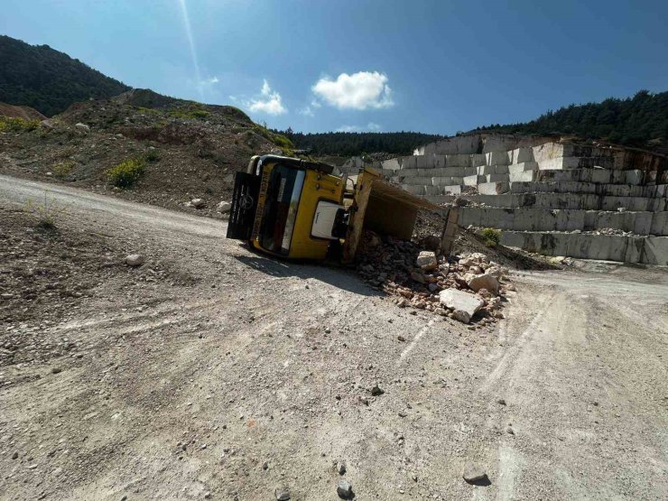 Bilecik’te taş yüklü kamyon devrildi: 2 yaralı