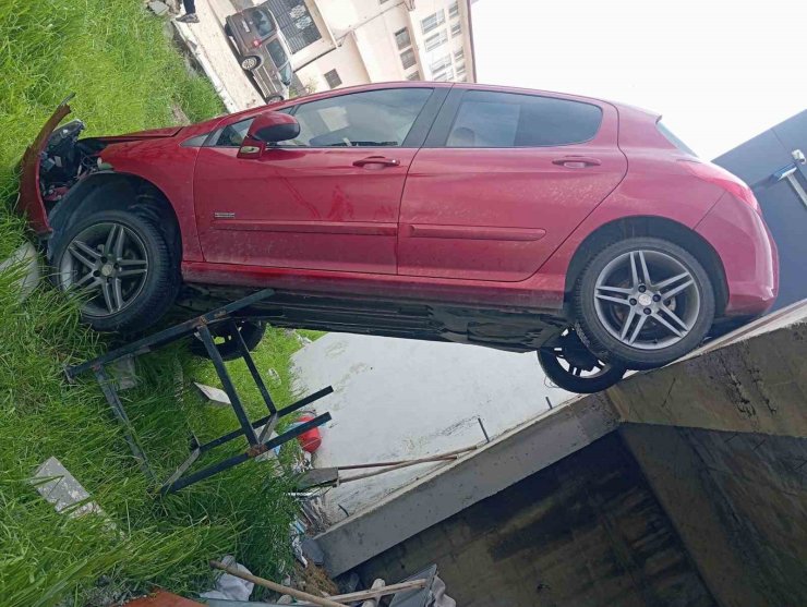 Şarampole uçan otomobil dik kaldı: 1 yaralı